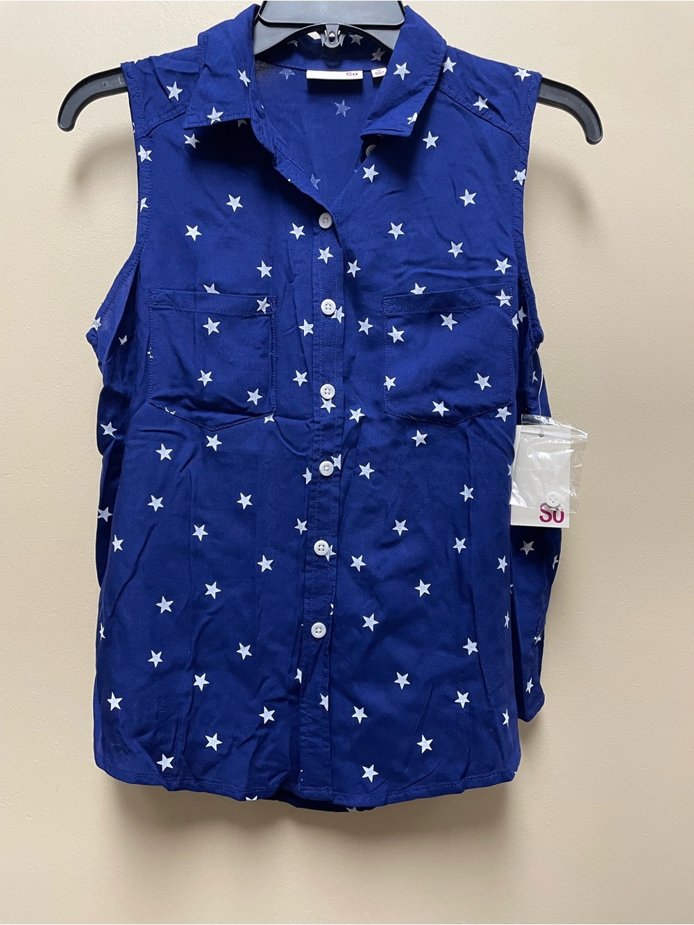 Sleeveless Button Tank Top With Star Pattern - Picture 2 of 3
